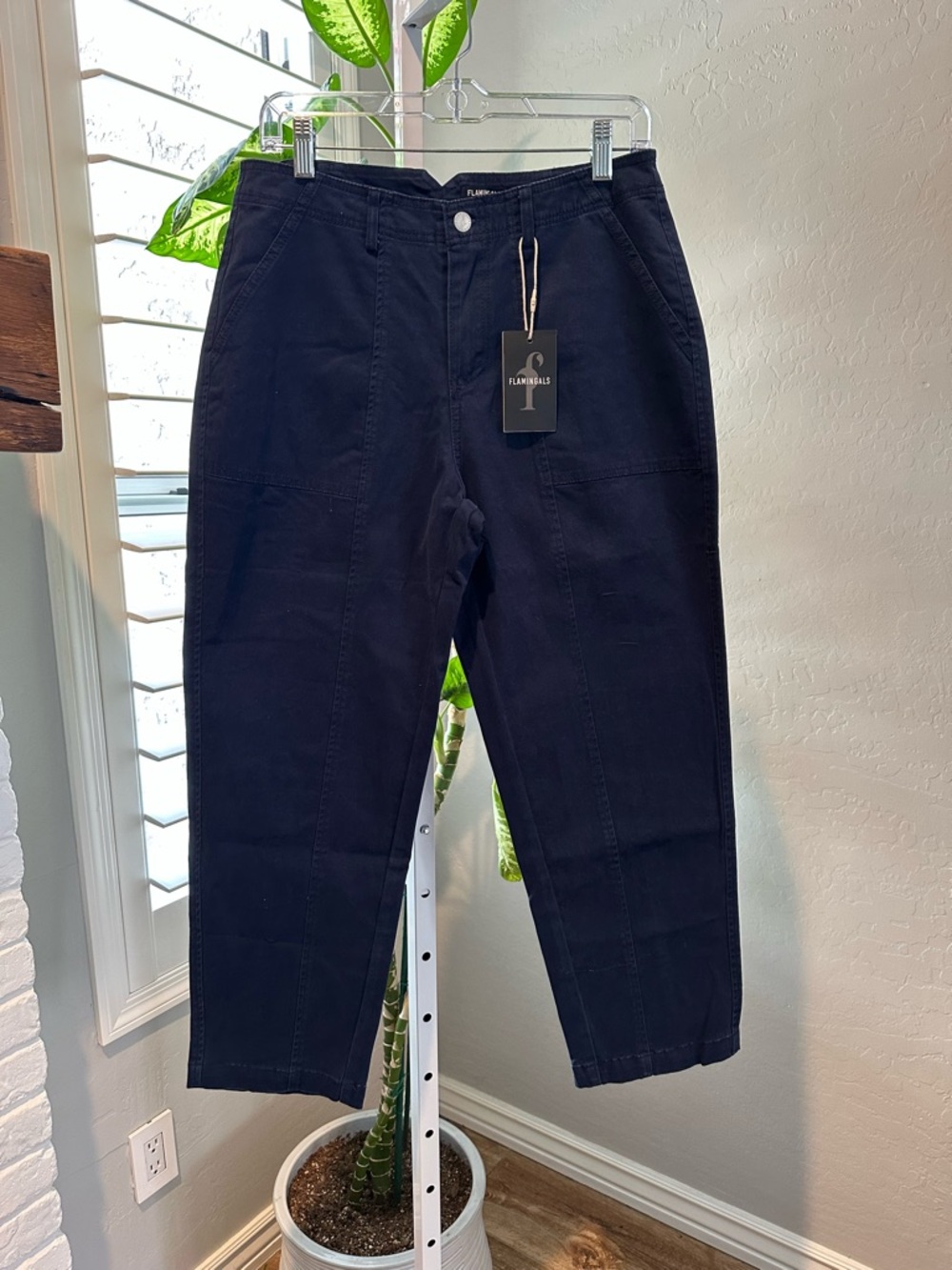 Flamingals Solid Stitch Detail Mid Waist Barrel Leg Crop Pants Navy Medium NWT - Picture 6 of 7